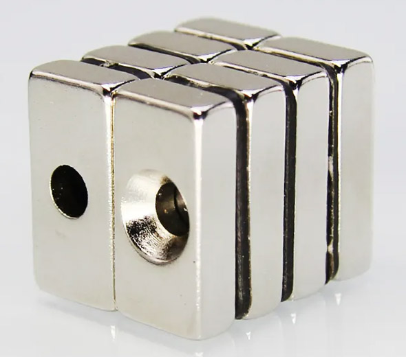 Countersunk hole strong magnet