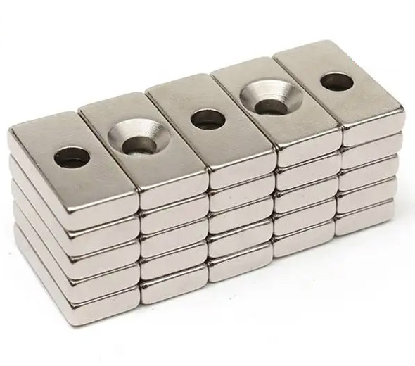 Countersunk hole strong magnet
